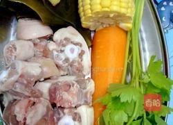 猪尾巴海带汤的做法图解1