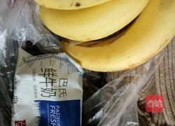 香蕉奶昔的做法图解1