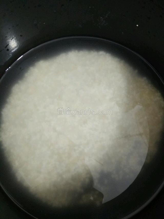 把米全部放入锅里，淘洗两三遍，不要过分揉刷米以免营养流失，加入适量清水（水大概是米的十倍）