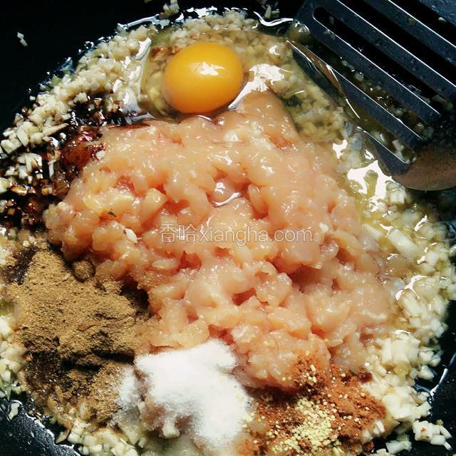 放进肉馅，加入生抽、料酒，胡椒粉、十三香、盐，糖，鸡蛋。