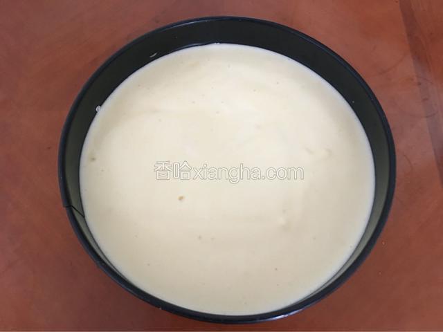 把蛋糕糊倒入模具里，轻震几下，然后拿根牙签在蛋糕上面写个Z字，为的是让气泡出来透气。烤箱要提前预热十分钟。