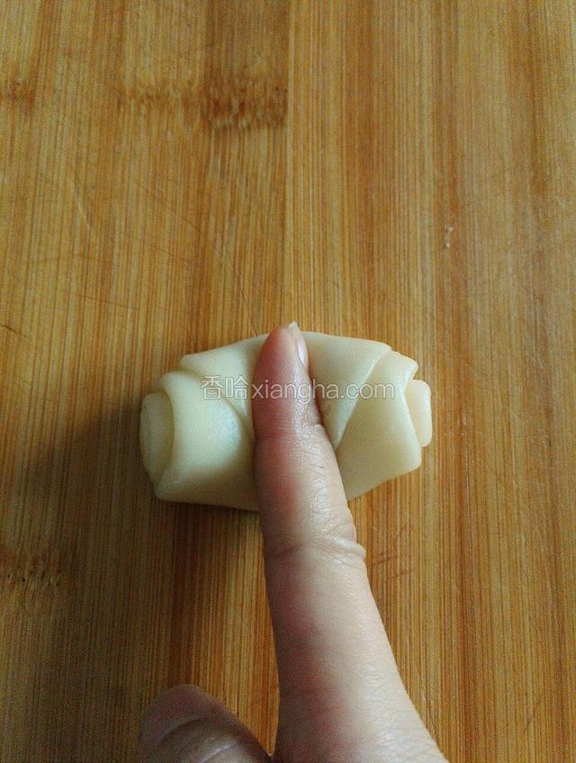 醒好后拿出一个，手指压一下
