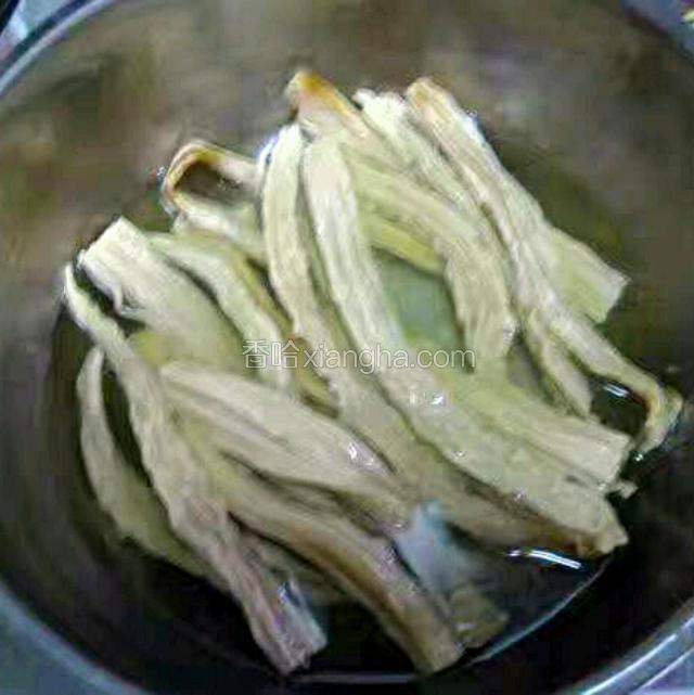 腐竹提前3小时温水泡发；