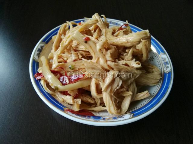趁热浇在腐竹丝上，拌匀摆盘；
