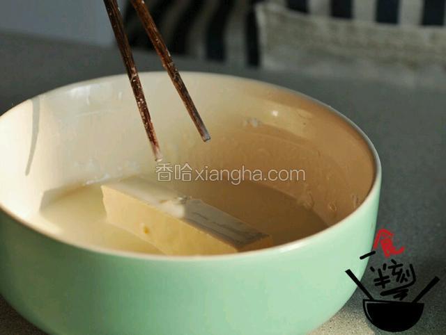 把豆腐条放入面浆中，裹上一层