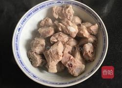 排骨烧莲藕的做法图解1