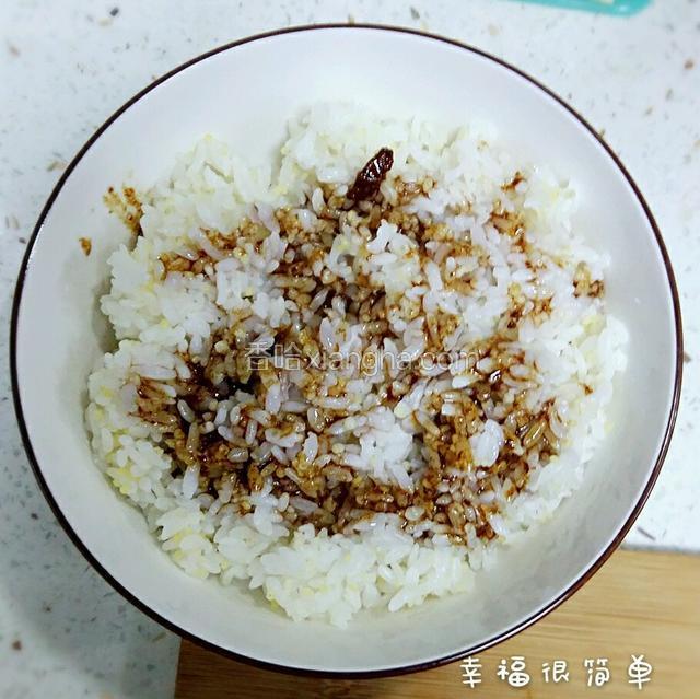 新鲜米饭浇上汤汁。
