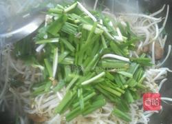 绿豆芽炒韭菜的做法图解5