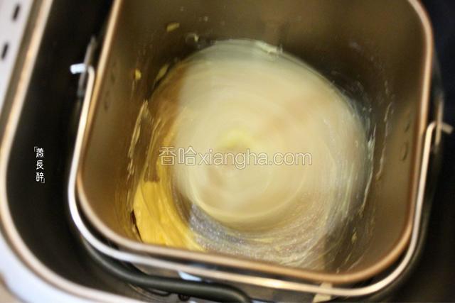 然后加入黄油，继续揉面。