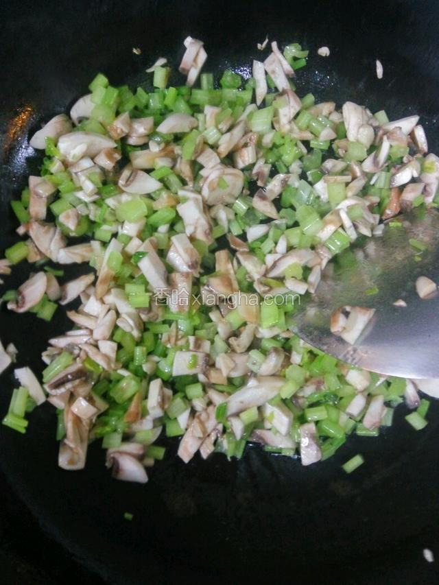 炒锅热油，倒入菜丁翻炒