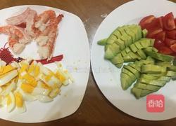 牛油果鲜虾鸡蛋沙拉的做法图解3