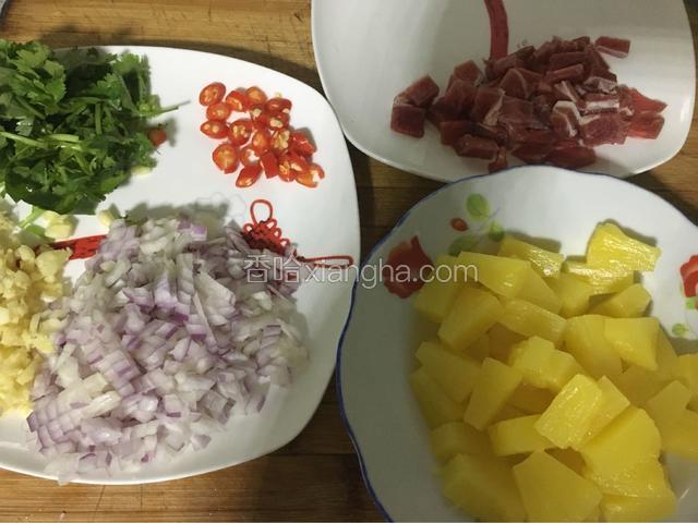 将牛肉、凤梨切片；洋葱、大蒜、香菜切碎；红辣椒切成圈备用！