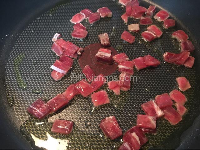 平底锅放油烧热放入牛肉大火翻炒两分钟！放入盐胡椒调味！