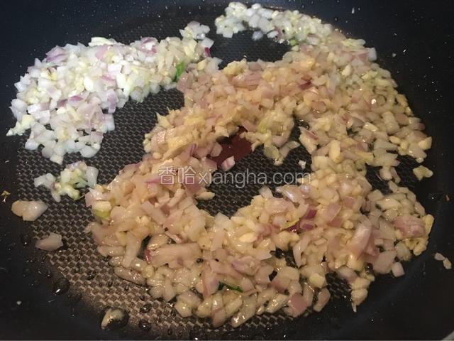 平底锅放油烧热，放入大蒜洋葱碎炒香！再放入红辣椒炒片刻；