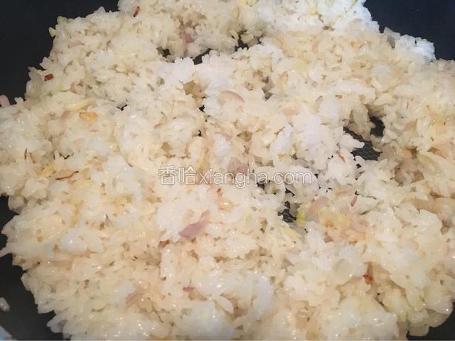 再放入米饭炒匀！
