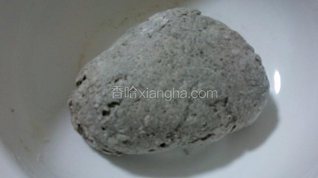 揉成比较硬的面团醒半小时