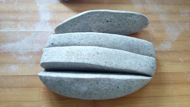 将面团揉好后切开