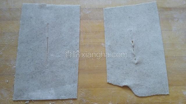 将面前切成同样大小的片，每片中间刮一口