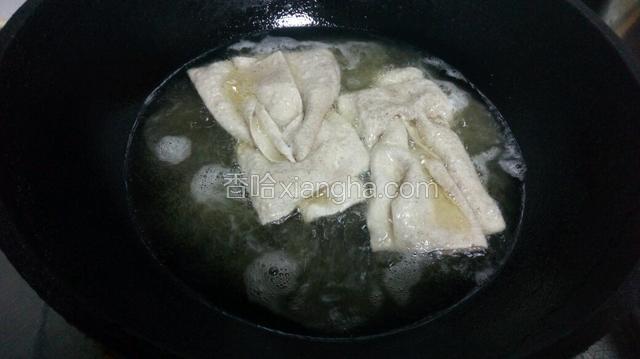 锅中做油，油热后将做好的排叉放入锅中炸