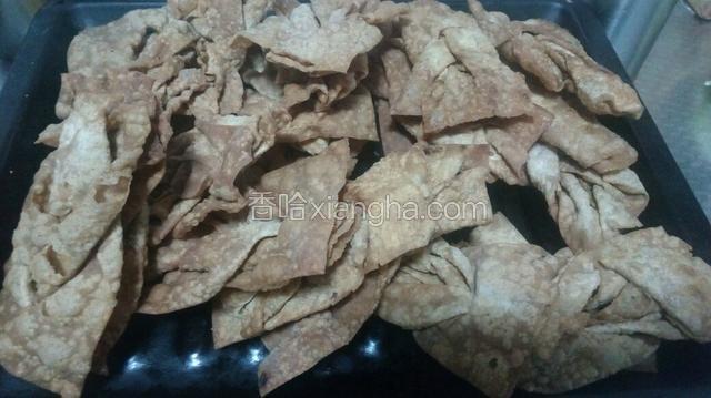 炸好后控油，很酥要轻拿轻放。