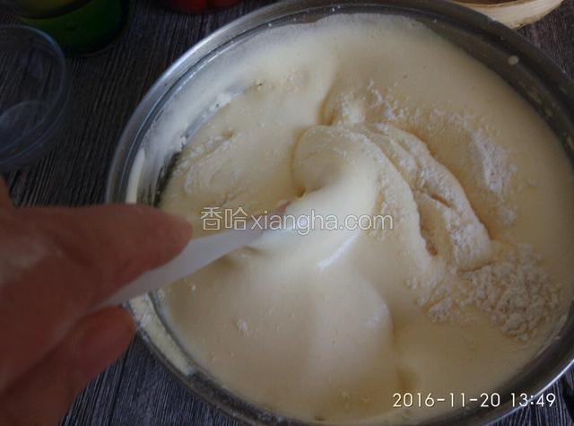 用切拌的手法翻拌均匀，不要划圈搅拌，容易消泡。