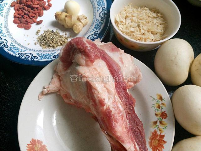 准备食材，筒子骨，白萝卜，虾皮，胡椒粉，枸杞，蒜，姜，