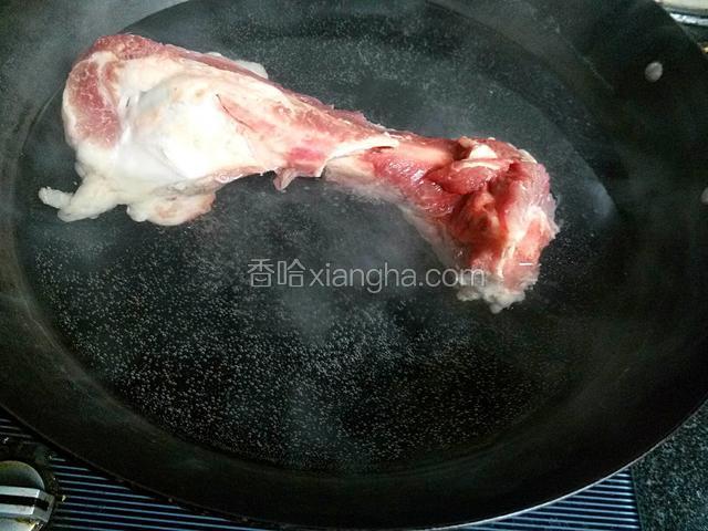 筒子骨在锅里焯一下水，捞出备用