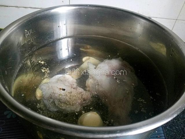 锅里一次性加足水，在放焯过水的筒子骨，开大火煮开，加胡椒粉，盐，姜，蒜，在转小火炖50分钟左右【盐要适量，因为虾皮里面是咸的】