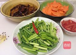 五花肉炒蒜薹的做法图解3