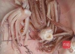 双椒炒鱿鱼须的做法图解1