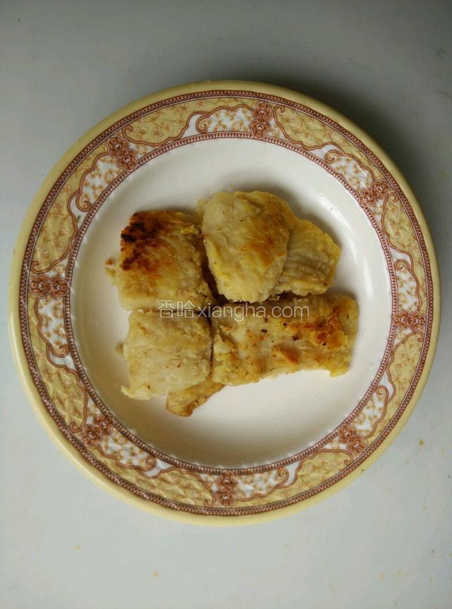煎好的鱼柳，用盘装起来备用
