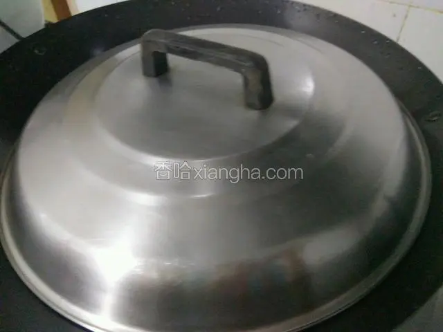 盖上盖子蒸十分钟，（蒸鱼的的时间一般看鱼的大小）