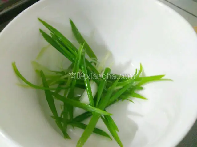 蒸鱼时准备葱切丝，