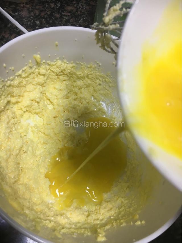 分次加入蛋液搅打均匀