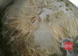 香辣牛肉炸酱面的做法图解3