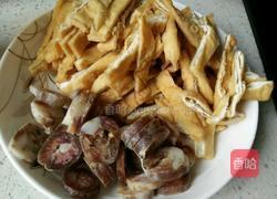 腊肠炒炸豆腐的做法图解1