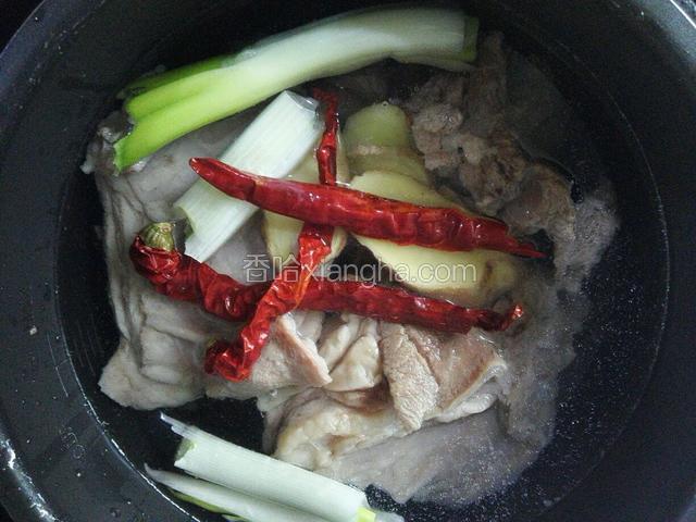 羊肉晾凉加入适量凉水