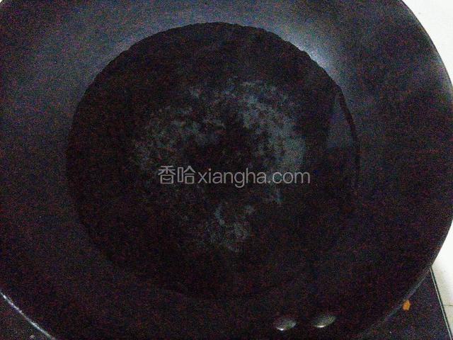 锅中倒入一碗凉水