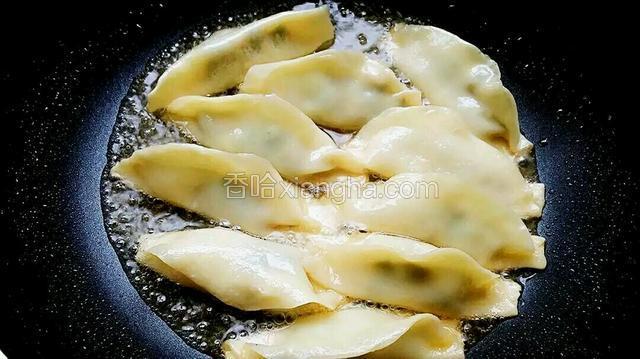 煎五分钟后，锅内还剩少许水分时，再把火调成微火煎一分钟