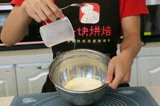 首先在温水里融化酵母，糖，盐，油