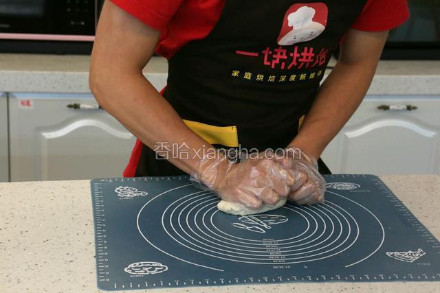 揉成光滑的面团