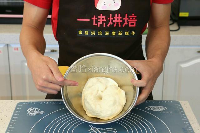 面团发酵至3倍大小，然后戳个洞看看有没有发酵好