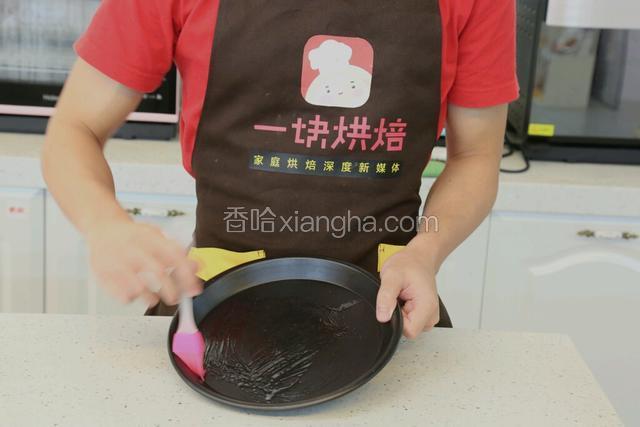  将披萨盘抹上少许色拉油，这样会让烤出来的披萨饼底部颜色金黄，比较好看