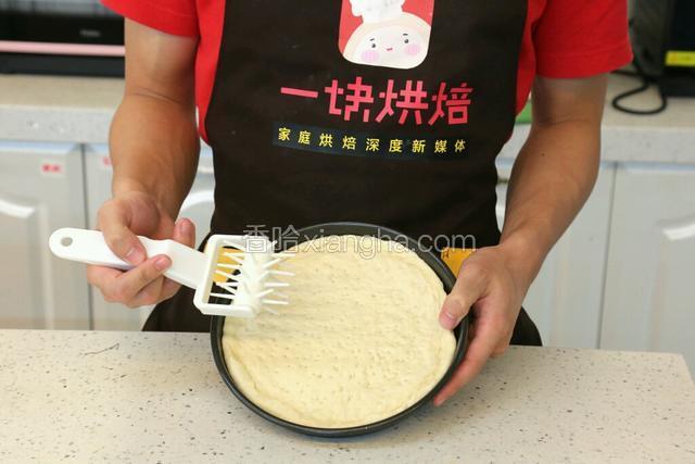 为了饼底膨胀，用叉子在面上戳孔