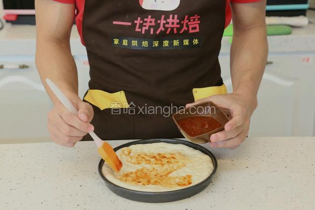 抹上披萨酱