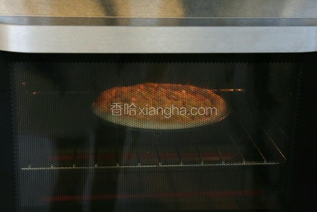 放入210度预热好的烤箱中层烘烤10分钟后取出