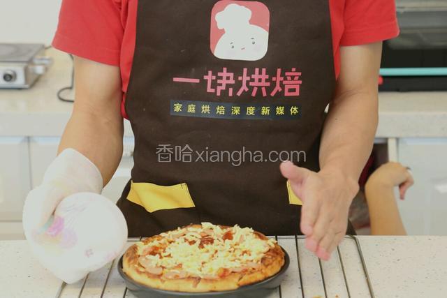 最后铺上剩下的马苏里拉芝士，再次放入上下火210度烤箱中层烘烤5分钟左右，待芝士出现比较漂亮的一个个焦点上色即可取出