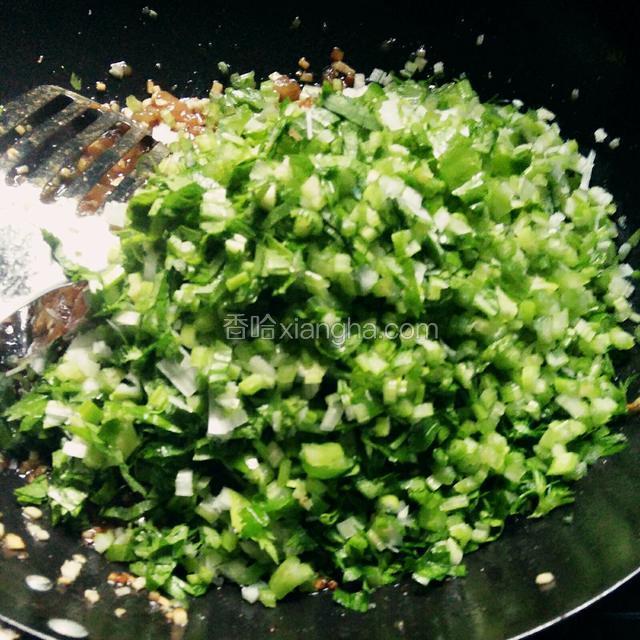 最后放入葱和芹菜末拌匀