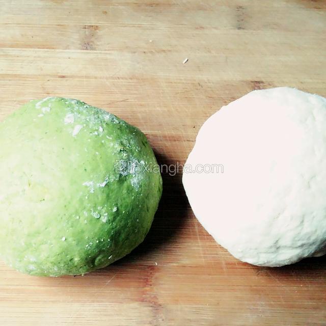 两种面都和好以后，用，保鲜膜盖上饧二十分钟。