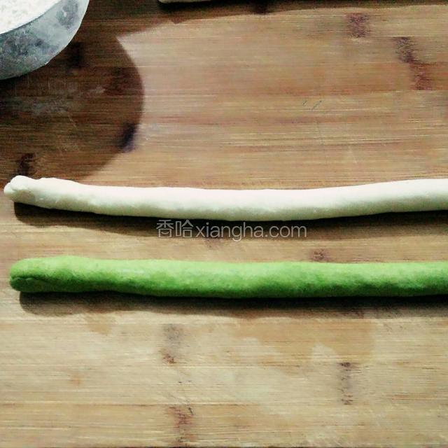 饧好的面团再揉一次。分别搓成条形。（绿色的要略粗一些）